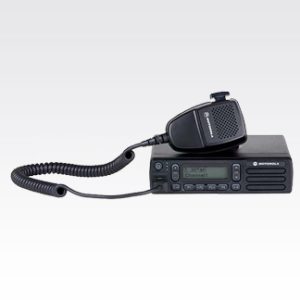 MOTOTRBO™ Radio móvil de dos vías DEM400